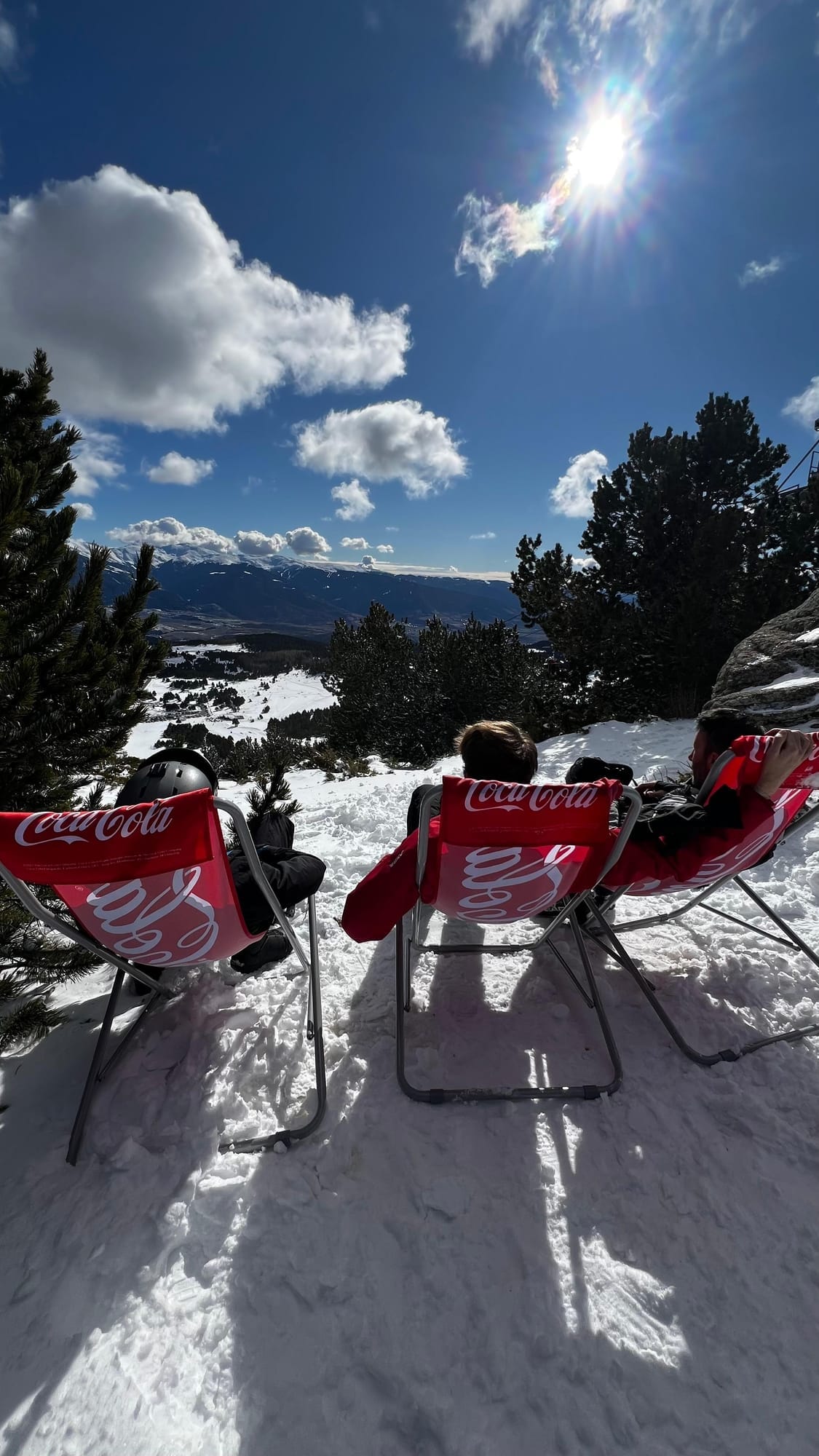 Descanso en hamacas sobre la nieve con vistas a la Cerdanya
