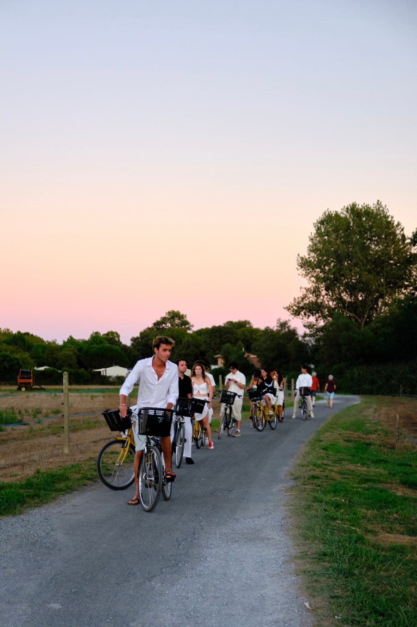 Paseo en bicicleta al atardecer