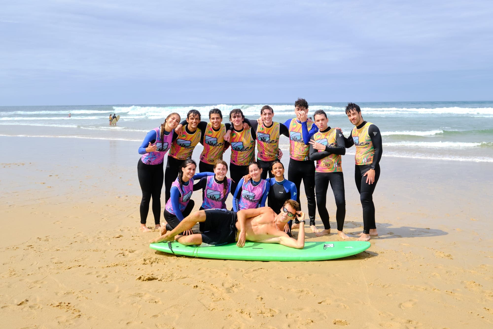 Grupo de Outdoor Trips en la playa durante el Surf Camp