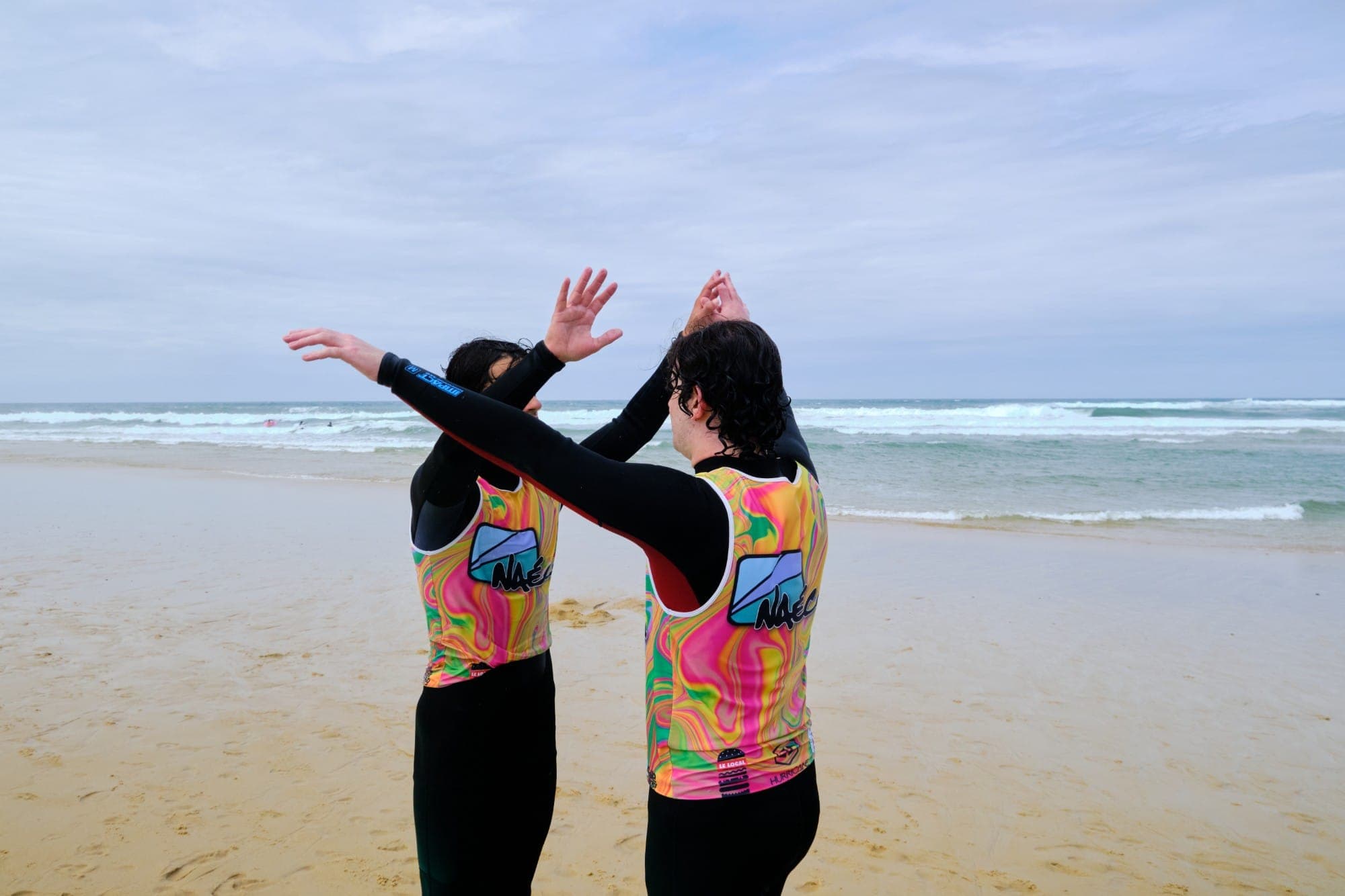 Dos participantes celebrando frente al mar